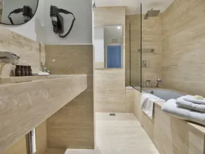66 Saint Paul's & Spa