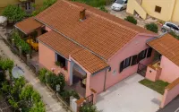 Modern Holiday Home with Pool & 4 Bikes, Near Center - parking