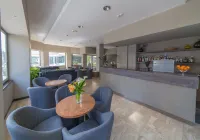 โรงแรมและสวีท เมดิแตร์ราเนโอ - ที่มีบาร์