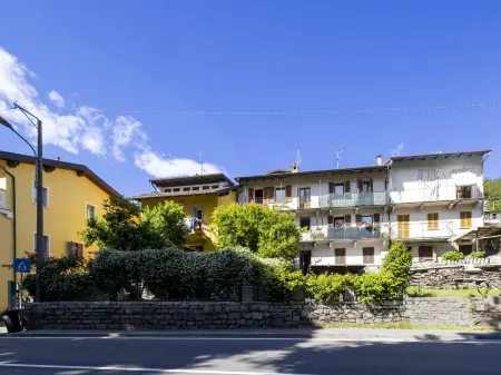 Iris Отели рядом с достопримечательностью «Compagnia Del Lago Azienda Floricola Di Paolo Zacchera»