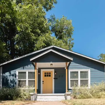 Escape to a Restored 1920s East Waco Bungalow