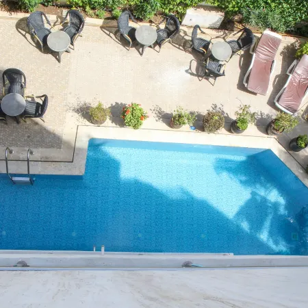 New Farah Hotel