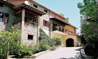 Farmhouse with Stables Horses and the Ability to Make Horseback Riding