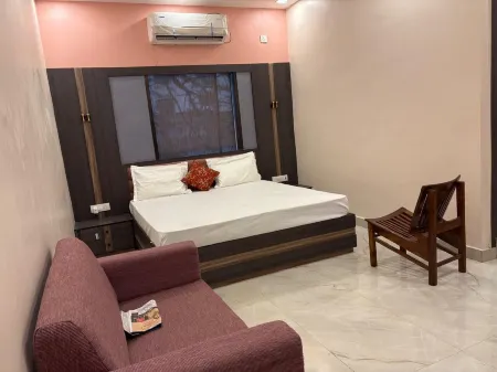 DM PAYING GUEST HOUSE Отели рядом с достопримечательностью «Sankat Mochan Hanuman Temple»