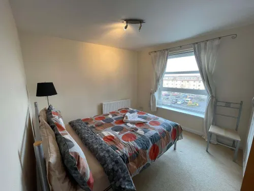 3 Bed Flat - Sleeps 6 - Parking - Wifi - 2-Star
