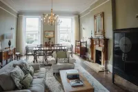 Prestigious Townhouse Close to Princes Street