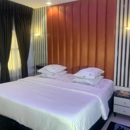De-Lexis Hotel & Suites
