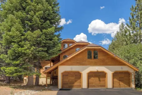 Black Bear by AvantStay Spacious Viking Lodge in Tahoe Donner w Game Room Hot Tub