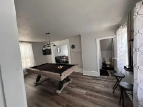 Pet friendly, freshly renovated, 5 minute walk to beach in the heart of the city