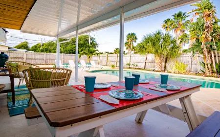 Stunning Seaside Pool Retreat, Stylish Mid-Century Gem Отели рядом с достопримечательностью «Парк Блу Тертл Ньюс Эт Глисон»