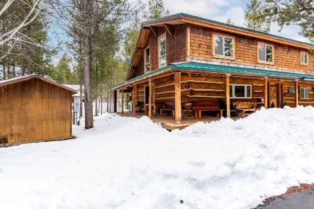 3 bed 2 bath Cabin, Pet Friendly, Hot Tub, Sunriver Home Отели в г. Три Риверс