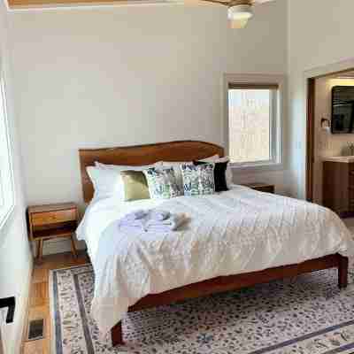 The Briar House-a modern, stylish, spacious romantic cabin w/ hot tub & trails! Rooms