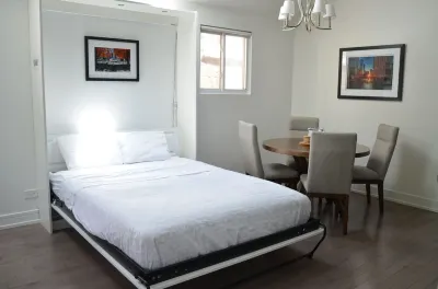 Spacious Downtown Chicago Condo with Spa Bath, King Bed, Patio, 3 Blocks to L