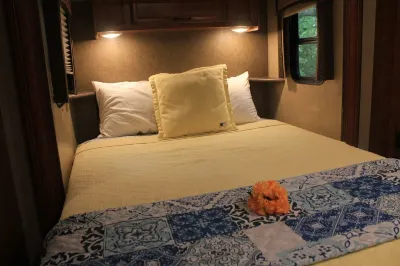 Gruene River Glamping - High & Dry Отели рядом с достопримечательностью «Gypsy River Resort»