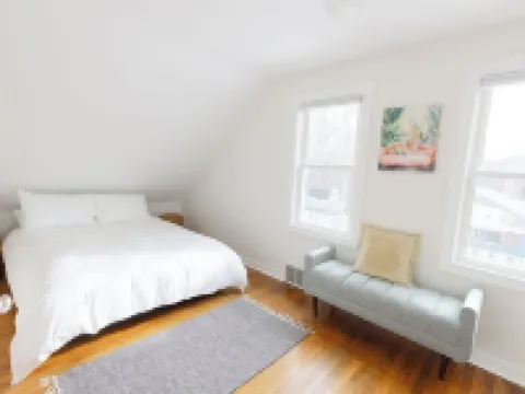 Charming & Cozy 2-Bedroom Retreat Near Lake Minnetonka – Perfect family place Hotels in Minnetonka