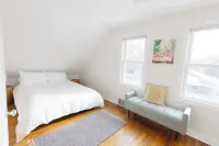 Charming & Cozy 2-Bedroom Retreat Near Lake Minnetonka – Perfect family place Hotels in Minnetonka