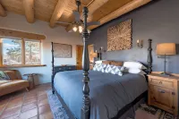 Casa Panorama~ Stunning Views~ Kiva Fireplace~ Hot Tub~ 8 mins to Plaza!