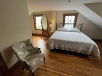 Blue Magnolia - A quiet apartment in a quaint Gloucester MA village