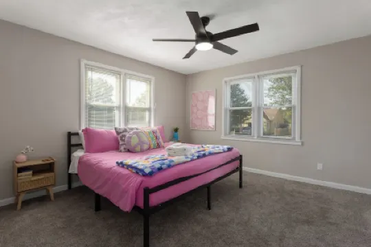 Retro Funky Stay less than 10 minutes from Arrowhead!