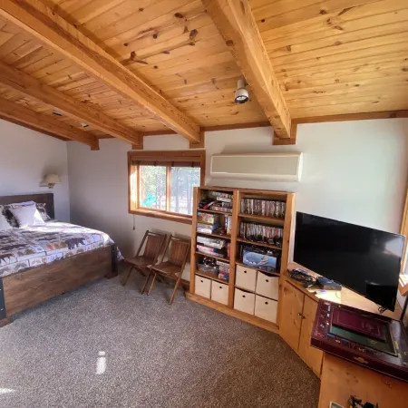 Westside 4-bdrm cabin between Hamilton & Victor with WiFi, AC. Enjoy your stay
