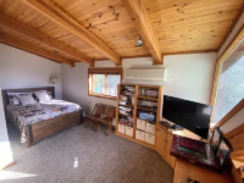 Westside 4-bdrm cabin between Hamilton & Victor with WiFi, AC. Enjoy your stay