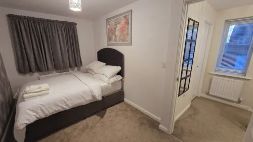 Entire luxurious 3 bedroom house in Wigan,Greater Manchester with free parking. Hotels in Wigan