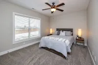 Spacious and clean 4-bedroom townhome in Urbandale with fitness room, WiFi Famous Footwear附近的飯店