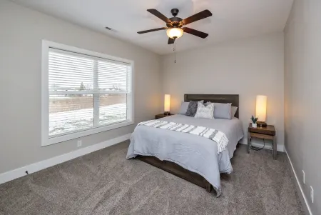 Spacious and clean 4-bedroom townhome in Urbandale with fitness room, WiFi