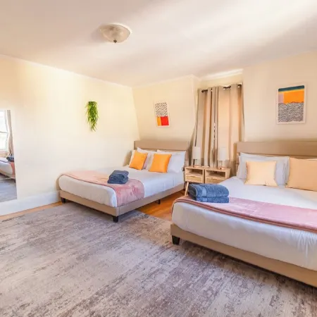 Spacious 3BDR/4Bed apartment with King + Queen beds, WiFi, AC in Downtown Salem