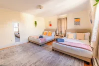Spacious 3BDR/4Bed apartment with King + Queen beds, WiFi, AC in Downtown Salem