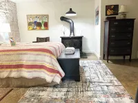 Nestled Garden Oasis with Mountain Views Downtown! Dogs welcome!