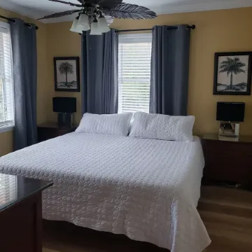 Cooper Flats-Upstairs - 2 Blocks to the Beach & to Downtown FB, Extraordinary!