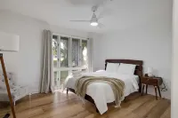 3-bedroom, 4 1/2 baths, house with WiFi, AC in wooded area in Saint Martinville