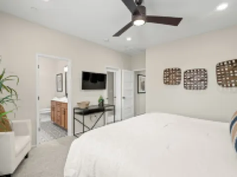 Brand New, Hot Tub, King Suite, BBQ, Fire Pit!