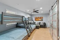 Awesome Pool, Hot Tub & Amazing Arcade! No cleaning fee! 4 BD Paradise Hotels near Airlie Gardens