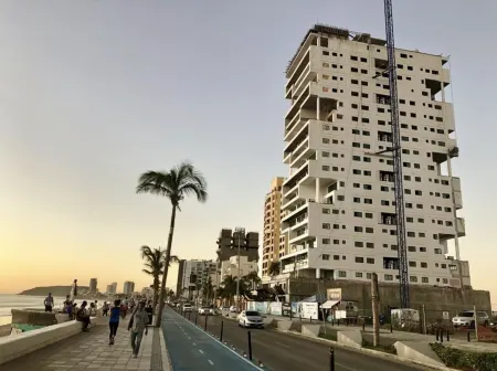 Central 102 Apartments Отели рядом с достопримечательностью «CENTRO DE ATENCION MULTIPLE CAM No.8»