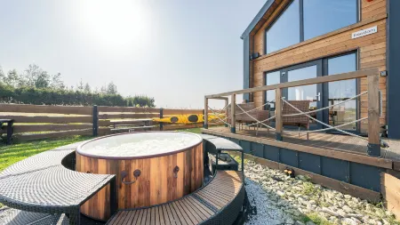 Domek Freedom Sun & Snow with Sauna and Jacuzzi Отели в г. Волин