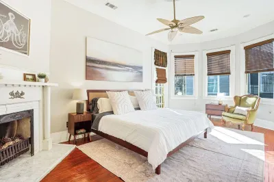 Starland District - Spacious 2-Bedroom Haven Hotels in Midtown Savannah