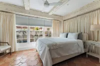 Splendid Palm Beach Location, spacious 1-bedroom condo, dual suite with WiFi,AC 마르라 호 주변 호텔