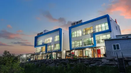 Yeongdeok January and February Pension Отели рядом с достопримечательностью «Koraebul-haesuyokchang»