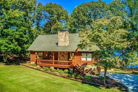Spacious 5-bedroom 3.5 bath log cabin with amazing Lake views and hot tub!