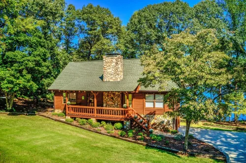 Spacious 5-bedroom 3.5 bath log cabin with amazing Lake views and hot tub!