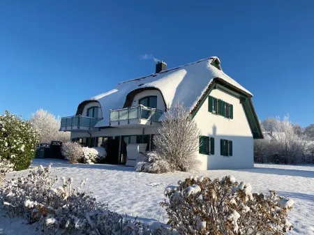 Ferien am Meer in der Wunderschönen Albatros: mit Reetdach, Sauna und Viel Platz Отели в г. Дассов