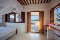 Luxury beachfront holiday house, pool garden all sea views, Forodhani House Lamu