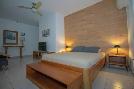 Modern and spacious loft with ocean view Отели рядом с достопримечательностью «Исследовательская станция Чарльза Дарвина»