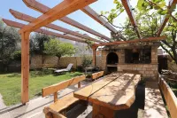 180sqm apartment with sea view, 300m to the beach, garden