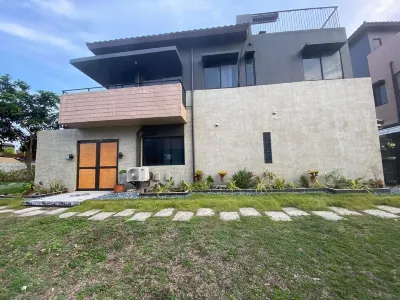 Cozy beach front home retreat. Pet and family friendly!