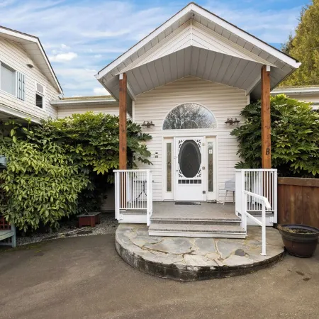 Oceanfront 3 Bed: Private Beach and Dock Access, Hot Tub , BBQ & Free Kayaks!