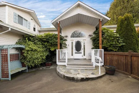 Oceanfront 3 Bed: Private Beach and Dock Access, Hot Tub , BBQ & Free Kayaks!