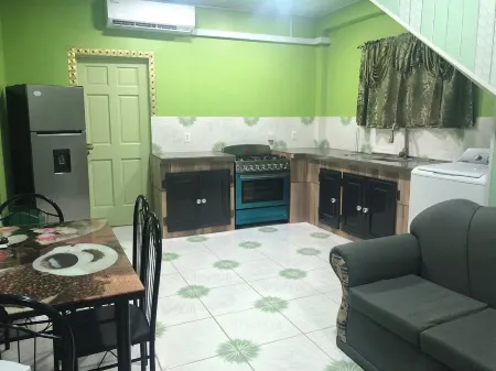 Beautiful Apartment, located on the public road seawall full kitchen included AC Отели рядом с Аэропорт Огл